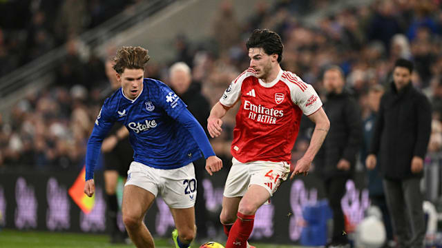 水晶宫与斯特拉斯堡赛前，维埃拉现身法国酒吧和球迷一起观战（水晶宫vs斯特拉斯堡开战前，维埃拉现身法国酒吧与球迷同看比赛）