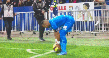 TA：纽卡继续在欧冠中高歌猛进；丹-伯恩的头球破门无与伦比（TA：纽卡欧冠再下一城；丹·伯恩无解头槌建功）