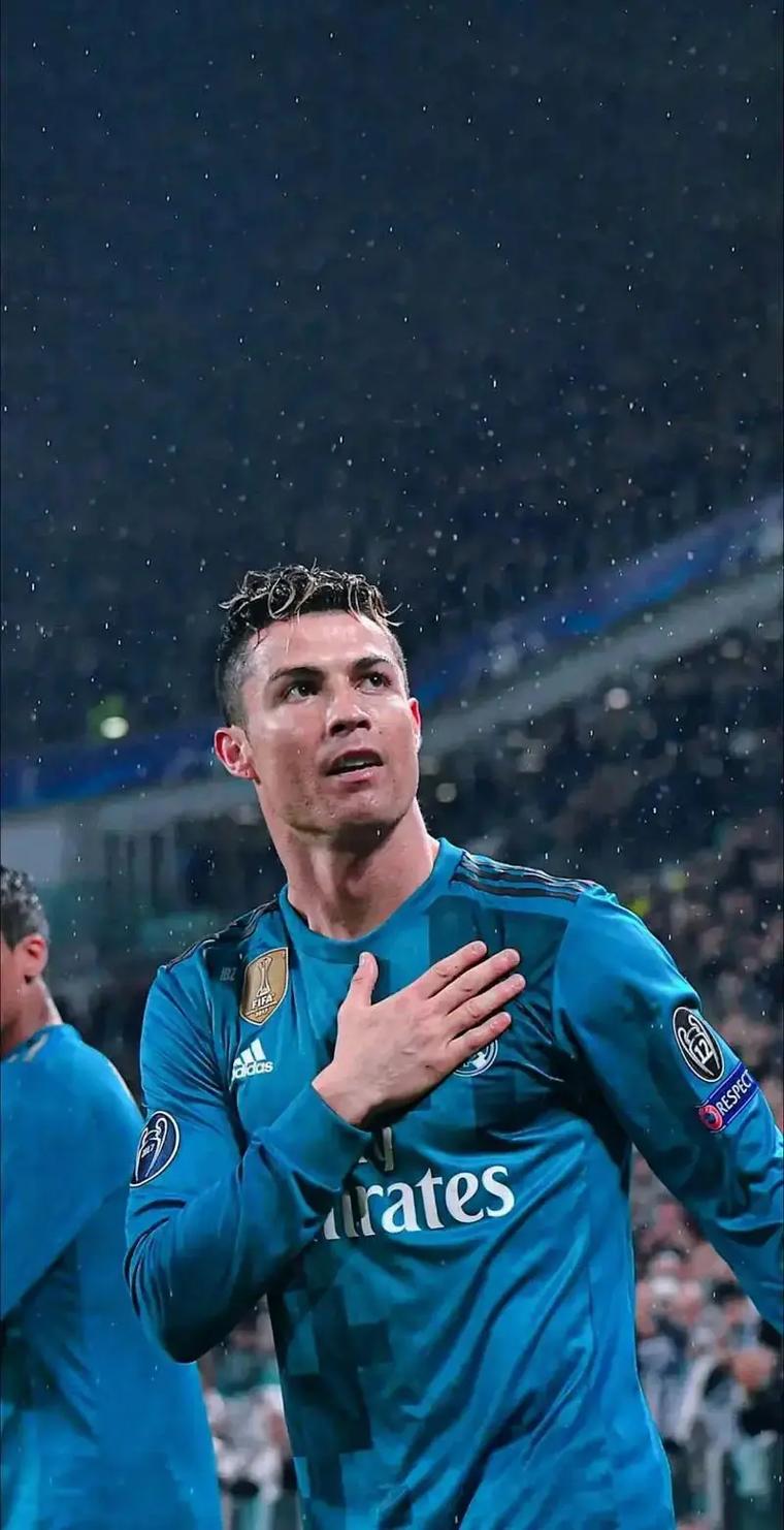 乔治娜晒在卡塔尔海边照片，蓝色紧身连衣裙尽显曼妙身姿（乔治娜晒卡塔尔海边美照，蓝色修身连衣裙彰显优雅曲线）