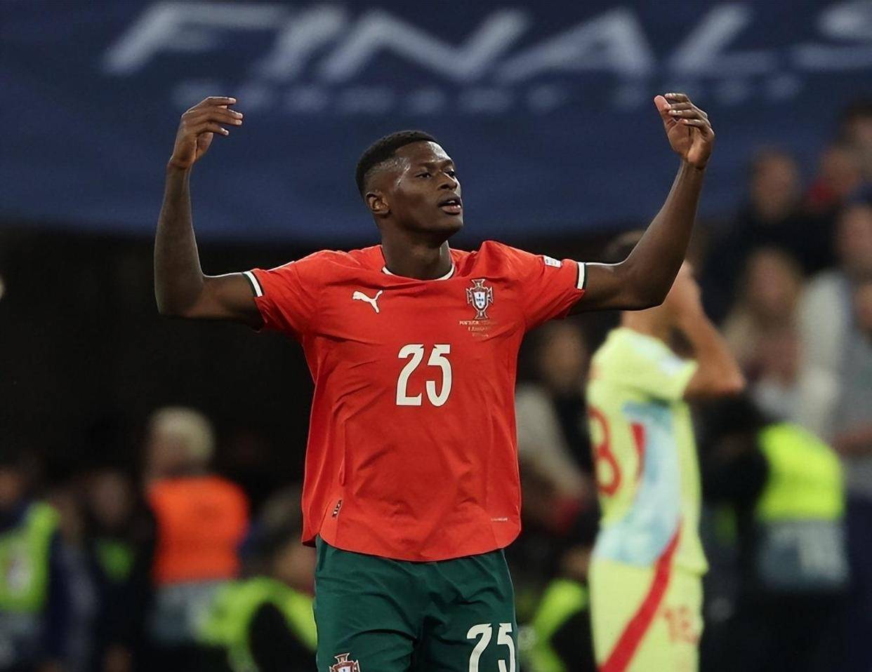 氛围轻松，维尼修斯在训练中穿裆主帅阿隆索（轻松一刻：维尼修斯训练场穿裆主帅阿隆索）