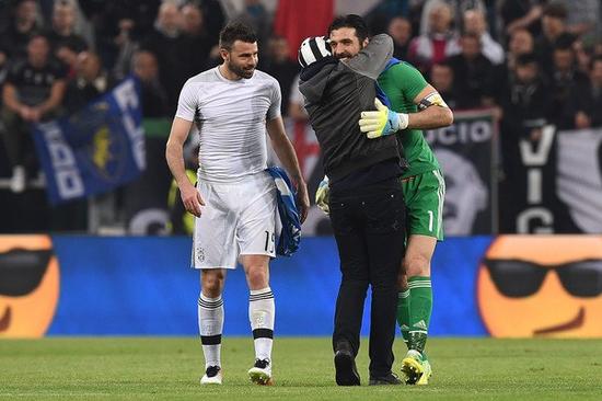 德天空：目前看施洛特贝克最可能不续约，皇马和拜仁讨论了他（德天空：施洛特贝克大概率不续约，皇马与拜仁已就他展开讨论）