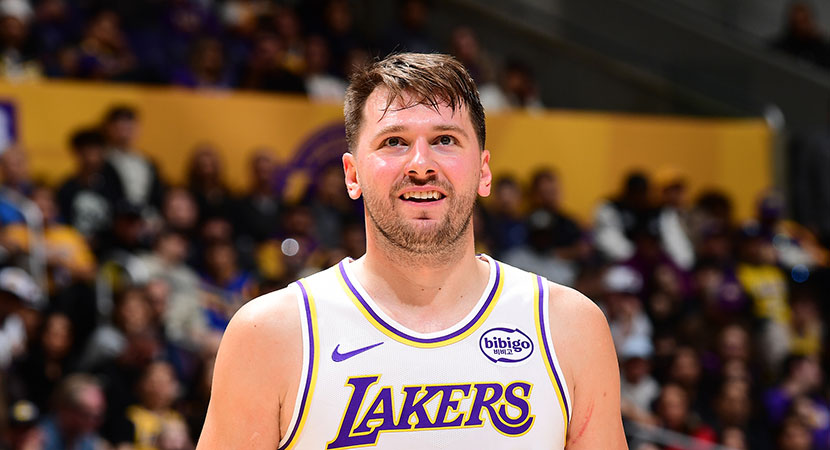 梅西抵达印度行第二站海得拉巴，现场球迷高呼梅西的名字（梅西抵达印度之旅第二站海得拉巴，现场球迷齐声高呼其名）