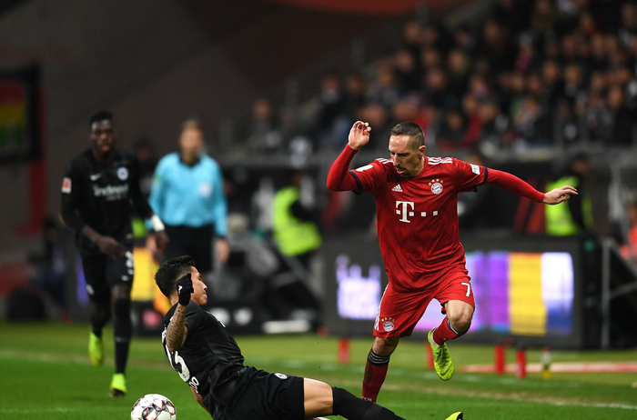 ATP年终总决赛：阿尔卡拉斯2-1逆转，基本锁定出线权，辛纳急了！（ATP年终总决赛：阿尔卡拉斯2-1翻盘，出线几乎锁定，辛纳显得着急）