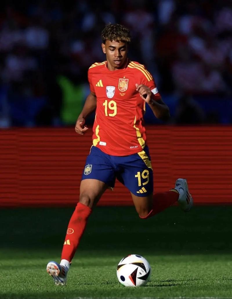 TA：在麦克拉伦执教牙买加时，他曾自掏腰包为工作人员买机票（TA：麦克拉伦执教牙买加期间曾自费为工作人员购机票）