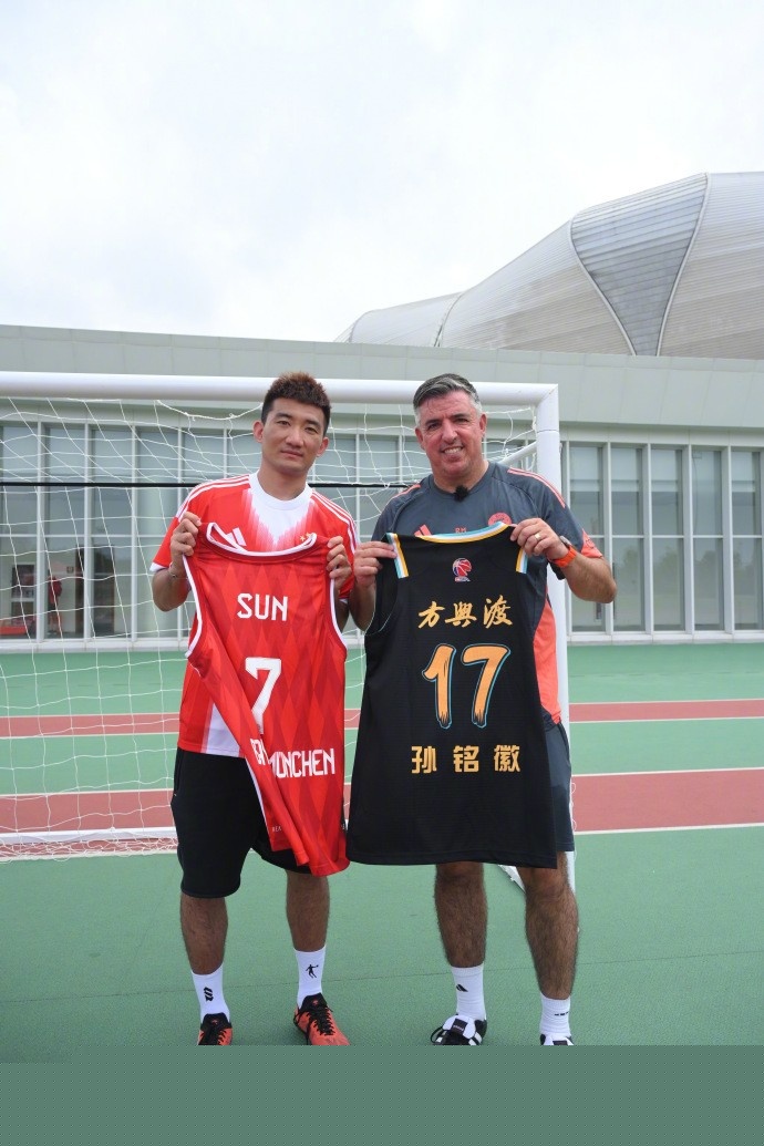 法媒：齐达内是执教法国的热门人选，但他要先解决赞助商问题（法媒：齐达内领跑法国队主帅人选，但须先处理赞助商难题）